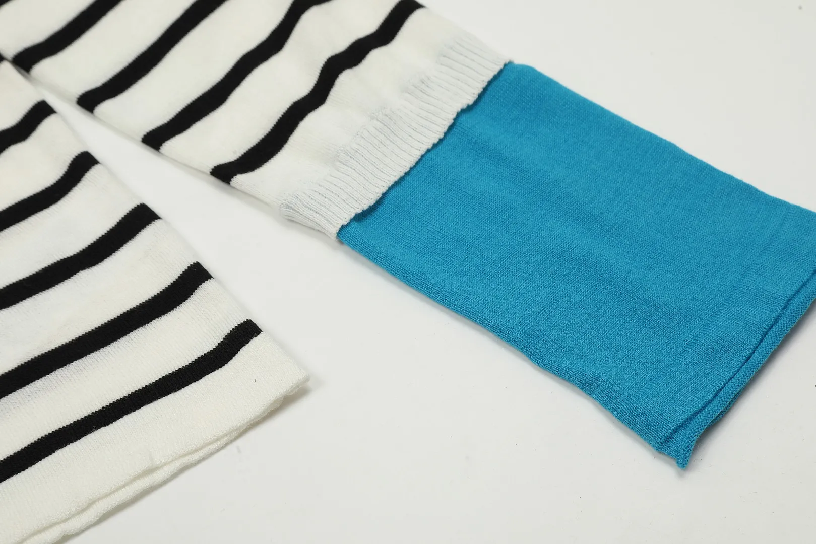VIVI120S# vivienne west wood West Queen Vivienne Saturn new style thin sweater with striped cuff design Custom woven and dyed Welcome to compare the original version 16-needle German imported woven fabric Real silk-like texture 🧩 100% body wool blend 🧩 Correct Italian 🇮🇹100% wool washed wheat logo 🧩 Purchase the original version and open the real mold 🧩Original purchase records and comparison pictures can be provided. Place your order with confidence. 🧩No color difference in fixed and dyed colors. 🧩Instant sale of all Taobao 300+ versions. The quality of the purchasing agent is full of quality. It is definitely not a copywriter party. It is a real good product. The actual product far exceeds the budget. Size: S -M- L Color: White Black